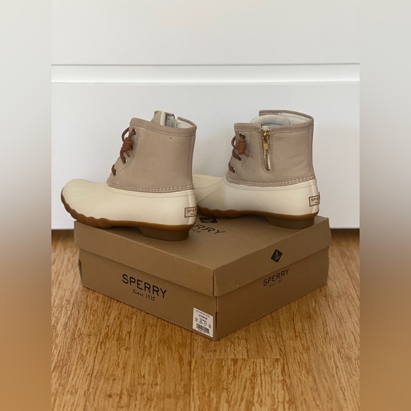 New In Box Sperry Saltwater Ivory Duck Boots, Size 5 - Picture 6 of 7